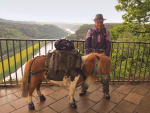 Egon auf einer Brücke in der Sächsischen Schweiz